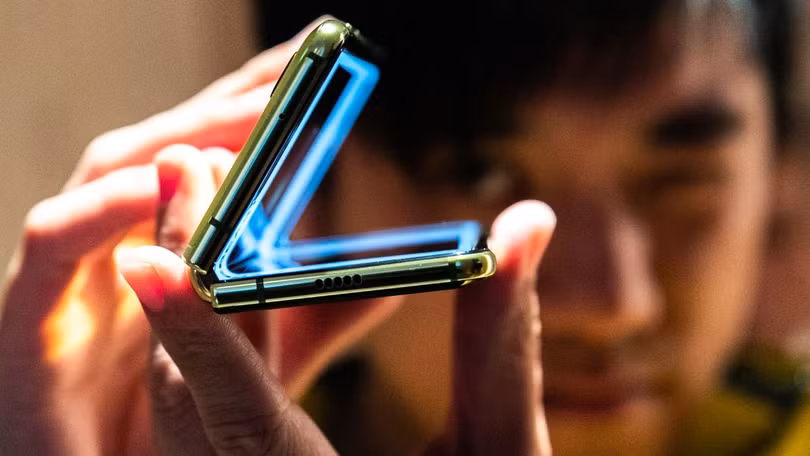 Galaxy Fold hỏng khi trên tay chuyên gia chưa đầy 1 ngày. Ảnh: CNN