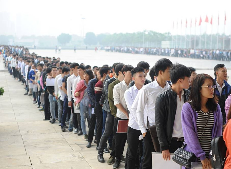 Các thí sinh xếp hàng vào thi