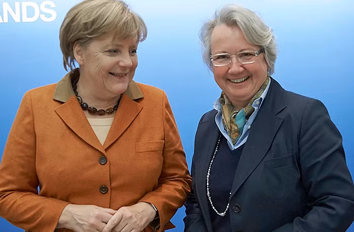 Bộ trưởng Bộ Giáo dục Annette Schavan (phải) - người có nhiều đóng góp trong thay đổi nền học thuật Đức, luôn nhận được sự ủng hộ của Thủ tướng Angela Merkel. Nguồn: storiesaktuell.blogspot.com. 