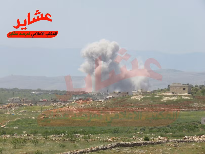 Không quân Nga không kích trên chiến trường tây bắc Syria, ảnh tài khoản Twitter Qalaat Al Mudiq ủng hộ thánh chiến. 