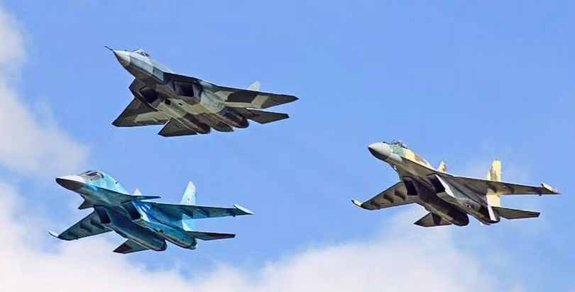 Các máy bay chiến đấu của Sukhoi: Su-57, Su-35S và vịt con Su-34. Ảnh minh họa Military Wach Magazine