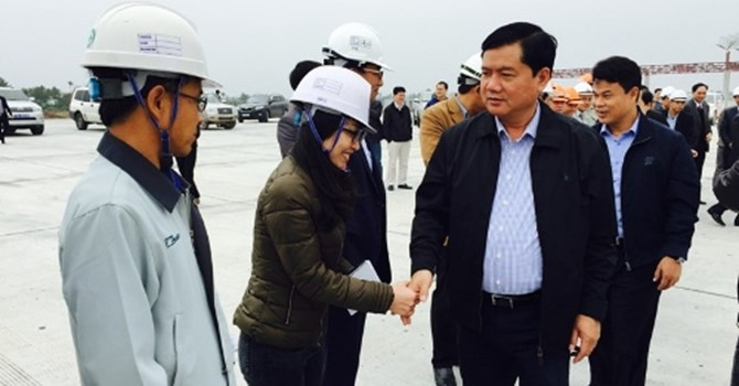 Bộ trưởng chúc Tết công nhân trên công trường dự án cao tốc Hà Nội - Hải Phòng