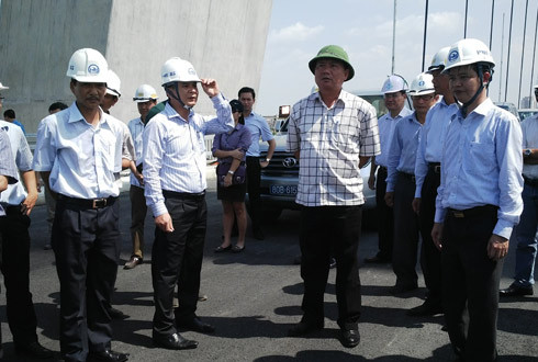 Bộ trưởng Thăng kiểm tra công trình cầu Nhật Tân.