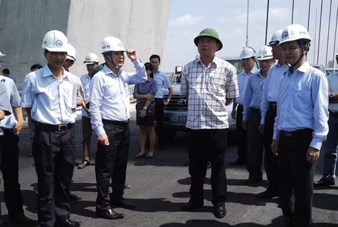 Bộ trưởng Thăng kiểm tra công trình cầu Nhật Tân.