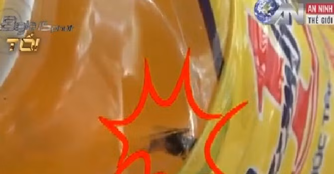 Chai nước ngọt có chứa con ruồi.