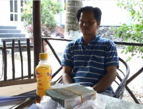 Võ Văn Minh cùng tang vật tại hiện trường.