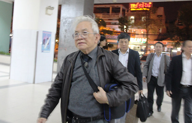 Ông Phạm Gia Khải, phó trưởng Ban bảo vệ chăm sóc sức khỏe cán bộ trung ương đến thăm khám bệnh tình ông Nguyễn Bá Thanh đêm 12-2