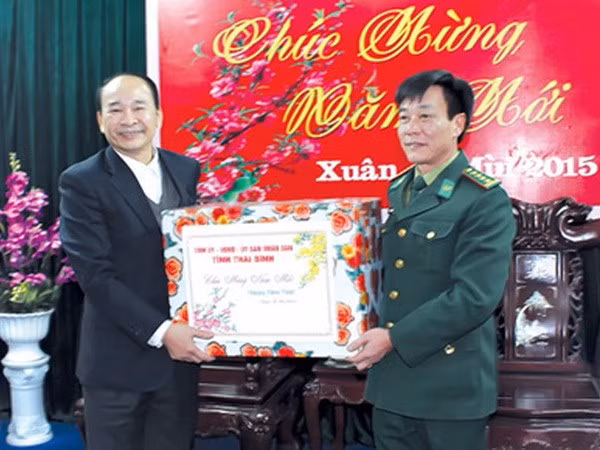 Ông Phạm Văn Sinh, Chủ tịch UBND tỉnh chúc Tết cán bộ, chiến sỹ Bộ Chỉ huy Bộ đội Biên phòng tỉnh. (Nguồn: thaibinh)