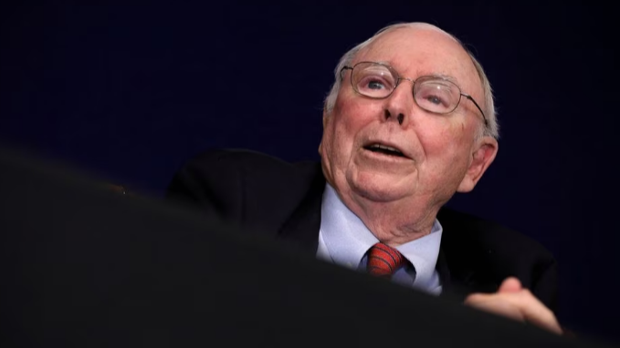 Charlie Munger - 'Phó tướng' của Warren Buffett cảnh báo về 'cơn sốt' AI (Ảnh: Reuters)