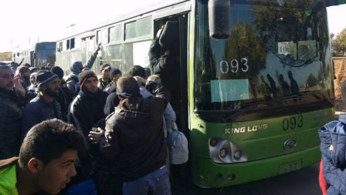 Những chiếc xe buýt xanh lá cây hòa bình đang đón chiến binh cực đoan về Idlib