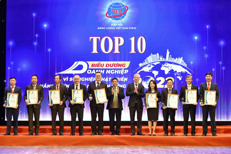 Giải thưởng là sự công nhận cho những nỗ lực không ngừng nghỉ của SHB trong hành trình “xanh hóa” dòng vốn, hỗ trợ doanh nghiệp, góp phần vì sự phát triển bền vững của đất nước Giải thưởng là sự công nhận cho những nỗ lực không ngừng nghỉ của SHB trong hành trình “xanh hóa” dòng vốn, hỗ trợ doanh nghiệp, góp phần vì sự phát triển bền vững của đất nước