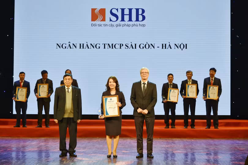 Phó Tổng Giám đốc Ninh Thị Lan Phương đại diện SHB nhận giải thưởng “Top 10 Ngân hàng thu xếp vốn đầu tư hiệu quả cho các dự án năng lượng Việt Nam từ năm 2017 – 2022”