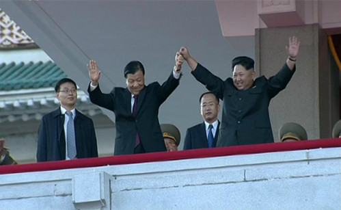 Ông Kim Jong-un (phải, hàng đầu) cùng ông Lưu Vân Sơn (bên cạnh) vẫy tay chào người dân. Ảnh:Xinhua