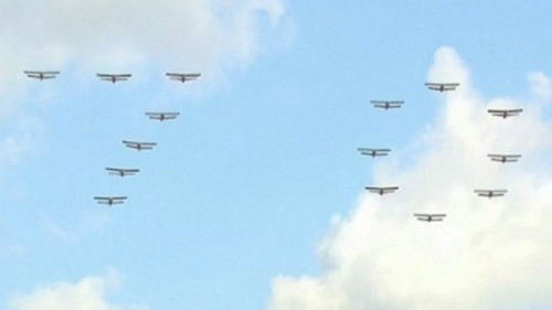 Đội máy bay tạo thành số 70 trên bầu trời. Ảnh:KCT