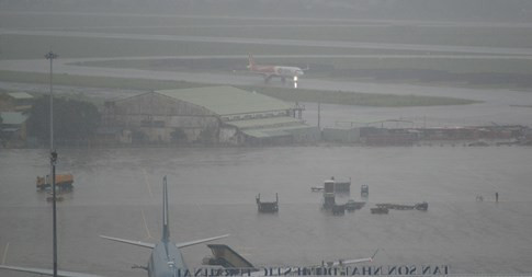 Mưa ngập uy hiếp hoạt động sân bay Tân Sơn Nhất ảnh 1
