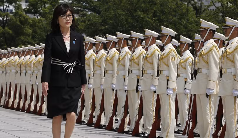 Bà Inada duyệt đội danh dự