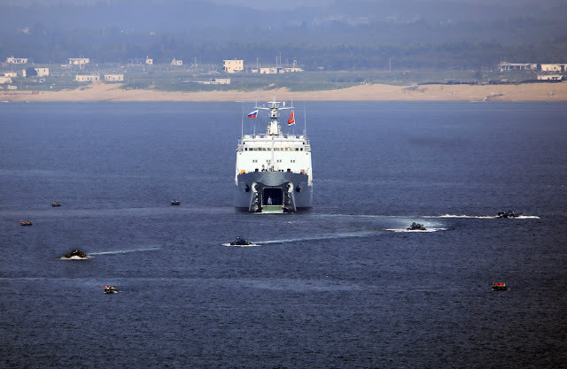 Xe bọc thép lội nước xuất kích từ tàu đổ bộ