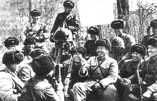 Lính Trung Quốc hả hê trước một chiếc mũ sắt lỗ chỗ vết đạn của biên phòng Liên Xô trong cuộc xung đột biên giới năm 1969