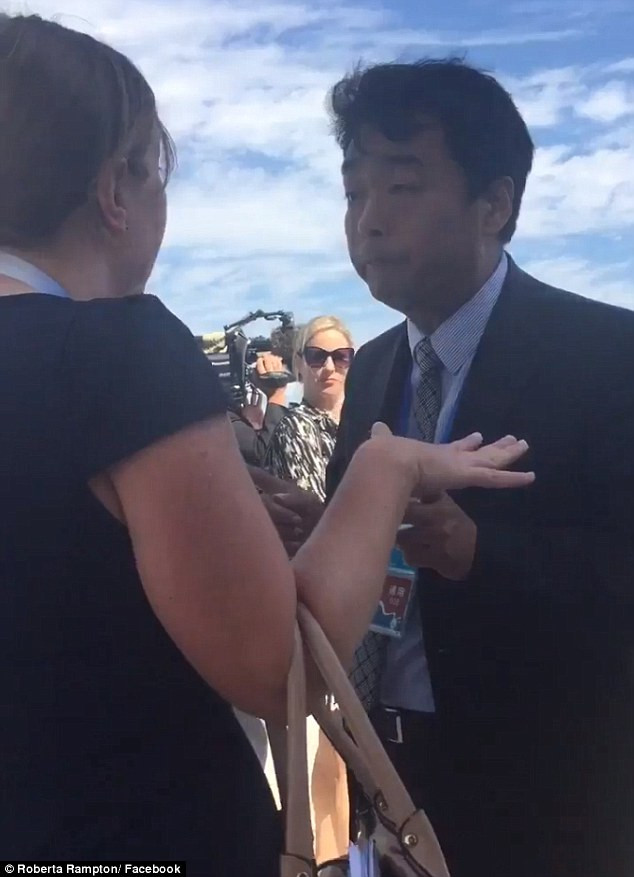 Quan chức Trung Quốc thô lỗ quát tháo nữ phóng viên Mỹ