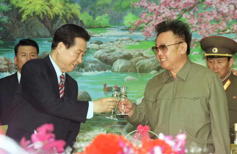 Tổng thống Hàn Quốc Kim Dae Jung chạm ly với chủ tịch Triều Tiên Kim Chính Nhật khi quan hệ hai miền ấm lên