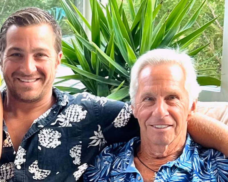 Cha con ông Doug (Ảnh: Bloomberg)