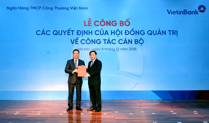 Chủ tịch HĐQT VietinBank Lê Đức Thọ trao Quyết định bổ nhiệm chức vụ Tổng Giám đốc VietinBank cho ông Trần Minh Bình (Nguồn: VietinBank)