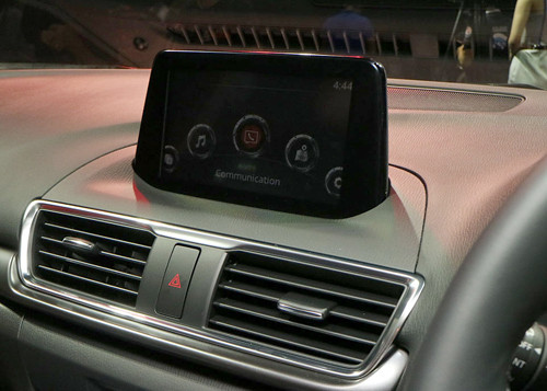 Màn hình cảm ứng trung tâm dạng đứng.