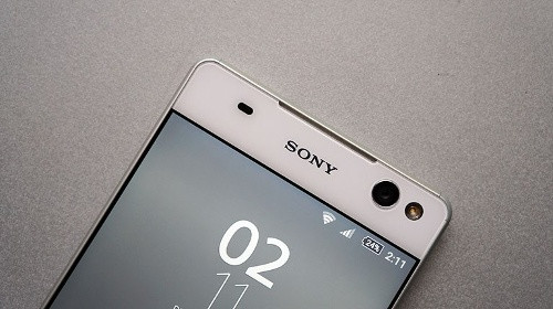 Sony Xperia C5 Ultra (8 triệu đồng): Ngoài Xperia C5 Ultra thì Sony còn một đại diện khác cũng nổi bật không kém chính là Xperia XA Ultra (7,49 triệu). Đây là mẫu phablet 6 inch và là bản phóng to của Xperia XA và là một trong số những thiết bị tầm trung có camera trước độ phân giải lớn nhất hiện nay lên tới 16 megapixel, thậm chí còn hỗ trợ cả chống rung quang học cho chất lượng selfie tốt hơn đi cùng đèn flash LED, khẩu độ f/2.6 và ống kính góc siêu rộng 88 độ.
