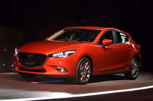 Mazda3 mới tinh chỉnh thiết kế lưới tản nhiệt, đèn pha và đèn sương mù LED. Mazda3 mới tinh chỉnh thiết kế lưới tản nhiệt, đèn pha và đèn sương mù LED.