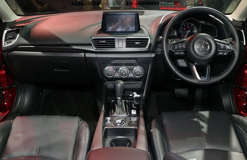 Nội thất tương tự bản cũ, vô-lăng kiểu CX-9.