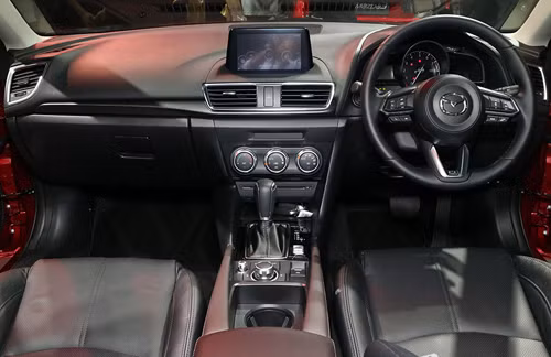 Nội thất tương tự bản cũ, vô-lăng kiểu CX-9. Nội thất tương tự bản cũ, vô-lăng kiểu CX-9.