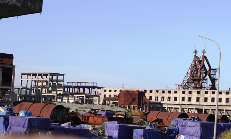 Máy móc thiết bị nhập về trị giá hàng trăm tỷ phơi nắng mưa 6 năm nay.