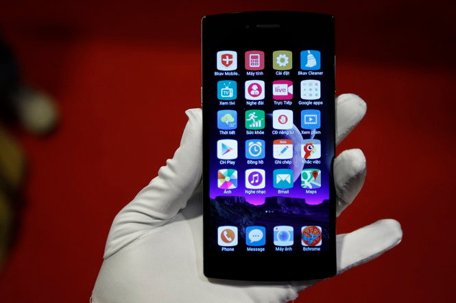 Giao diện "hệ điều hành BOS" của BPhone có sự hiện diện các ứng dụng và dịch vụ Google - Ảnh: Nguyễn Khánh