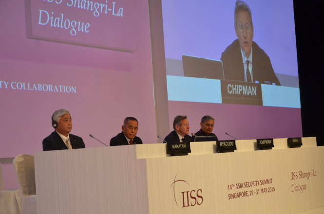 Từ trái qua, Bộ trưởng Quốc phòng Nhật Nakatani, Bộ trưởng Quốc phòng Indonesia Ryacudu, Tiến sĩ John Chipman (IISS), Bộ trưởng Quốc phòng Ấn Độ Singh sẽ trình bày về"Các hình thức của hợp tác an ninh ở Châu Á" tại phiên họp toàn thể thứ 2 ở Đối thoại Shangri-La ngày 30-5 -Ảnh: Quỳnh Trung
