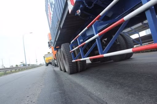 Đường 10 ngàn tỷ “lượn sóng”, ùn tắc giao thông còn dài ảnh 5 Đường 10 ngàn tỷ “lượn sóng”, ùn tắc giao thông còn dài ảnh 5