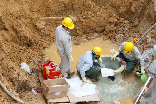 Chất lượng ống không đồng đều, thiếu chất kết dính và kém chịu lực là những nguyên nhân khiến ống vỡ liên tiếp. 