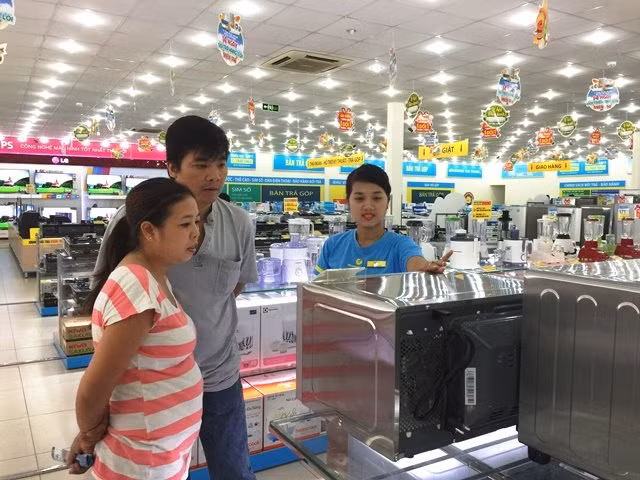 Khách hàng đang chọn mua sản phẩm tại siêu thị Điện máy Xanh Quang Trung, Gò Vấp - Ảnh: Chí Thịnh