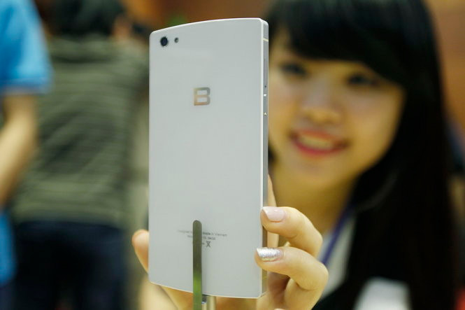 BPhone phiên bản màu trắng tại sự kiện ra mắt ngày 26-5 (Hà Nội) - Ảnh: Nguyễn Khánh
