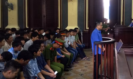 Bị cáo Nguyễn Lê Sang đứng trước vành móng ngựa