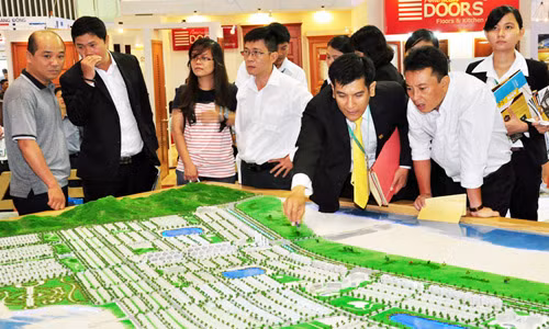 Môi giới địa ốc đang xuất hiện nhiều nhân sự từ các ngành: tài chính ngân hàng, bảo hiểm, công nghệ viễn thông, kiến trúc dịch chuyển sang vì hoa hồng cao