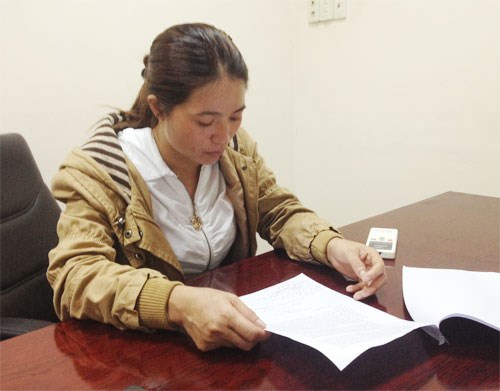 Chị Hồng đọc lại văn bản trả lời của Công an Q.Tân Bình