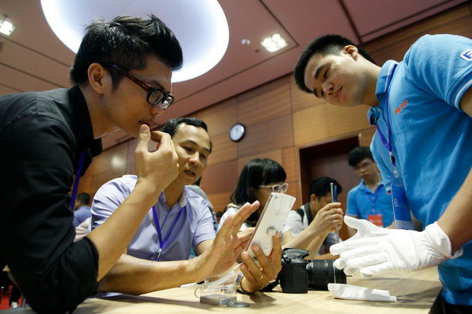 Trải nghiệm BPhone tại sự kiện ra mắt ngày 26-5 tại Hà Nội - Ảnh: Nguyễn Khánh