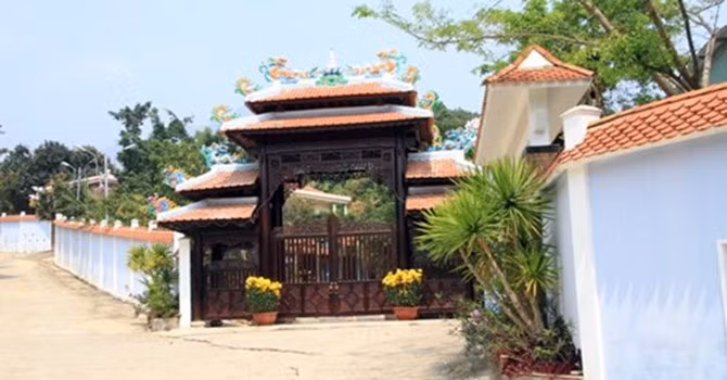 Đã qua 35 ngày khắc phục hậu quả nhưng quần thể biệt thự của ông Ngô Văn Quang vẫn nguy nga, hoành tráng. Ảnh Thùy Linh