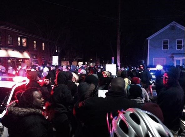 Cảnh sát lại bắn chết người da đen, nước Mỹ náo loạn ảnh 1