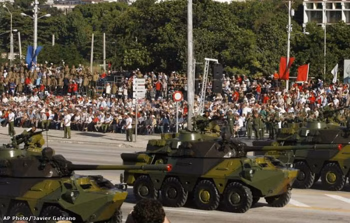 Xe BTP -60pb của Cuba tham gia diễu hành