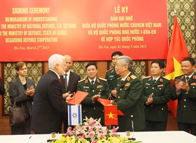 Thượng tướng Nguyễn Chí Vịnh và ông Dan Harel ký MoU.