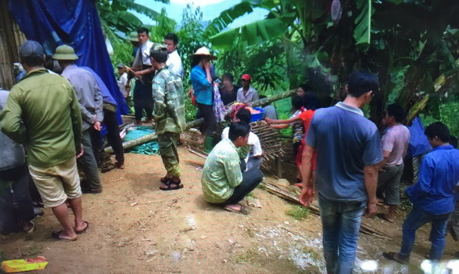 Người dân bàng hoàng trở lại hiện trường vụ thảm sát - Ảnh: CA Người dân bàng hoàng trở lại hiện trường vụ thảm sát - Ảnh: CA