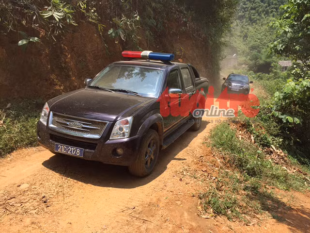 Lãnh đạo tỉnh và cơ quan công an đến hiện trường - Ảnh: Minh Quang