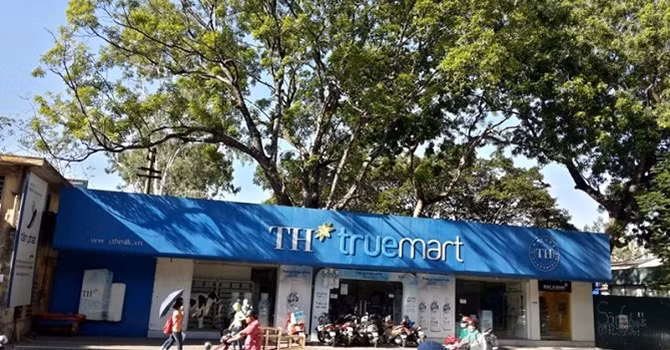 Chuỗi cửa hàng kinh doanh sữa TH thuê tại khu đất vàng số 4-6 Chùa Bộc. Ảnh: Vũ Quang