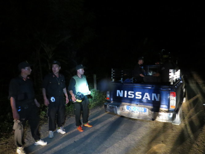 Trắng đêm 13-8, các lực lượng đã được triển khai chốt chặn nhiều khu vực dự đoán đường tẩu thoát của nghi phạm - Ảnh MINH QUANG Trắng đêm 13-8, các lực lượng đã được triển khai chốt chặn nhiều khu vực dự đoán đường tẩu thoát của nghi phạm - Ảnh MINH QUANG